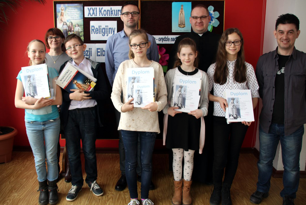 Zwycięzcy etapu dekanalnego wraz z opiekunami